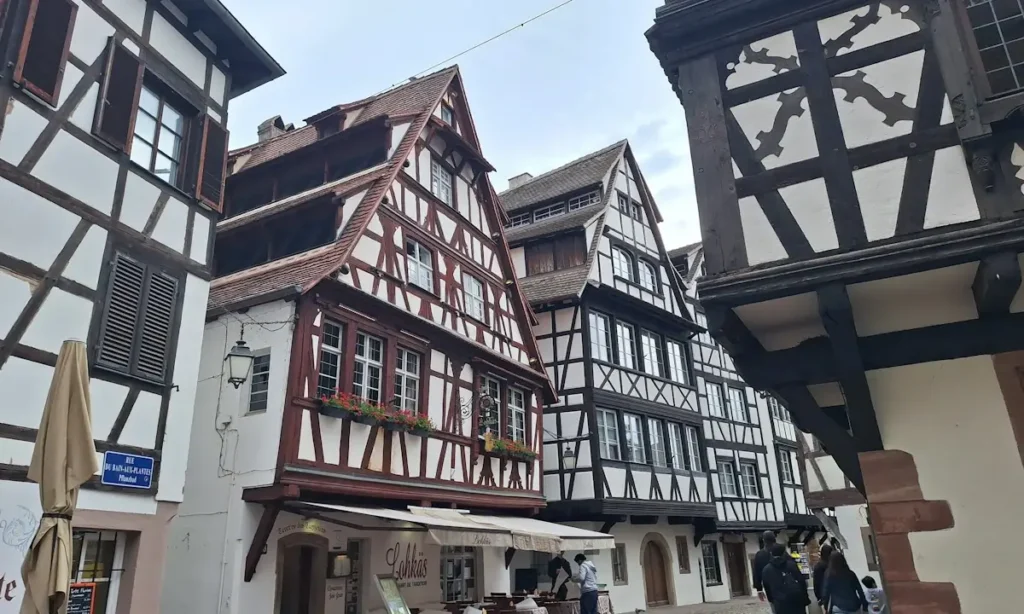 Widok na zabytkową ulicę w Strasburgu