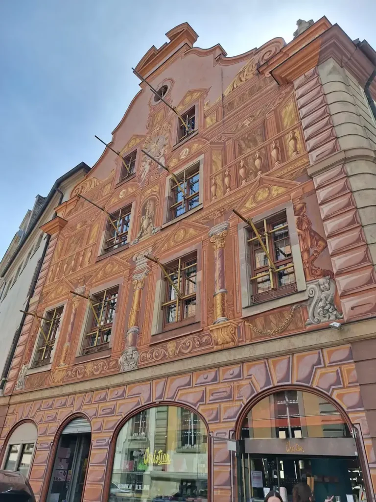 Ozdobna kamienica przy 12 rue de l'Outre