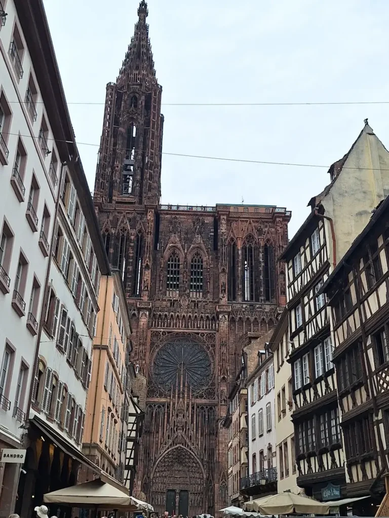 Widok na fasadę katedry Notre Dame z Rue Mercière