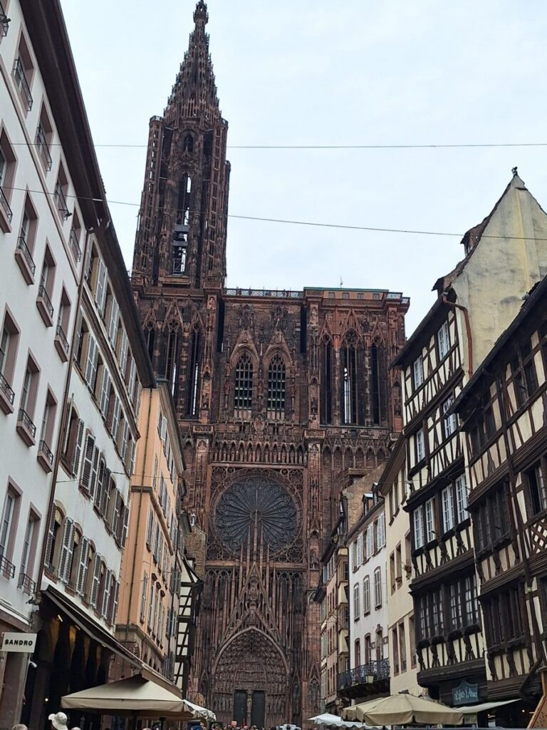 Widok na fasadę katedry Notre Dame z Rue Mercière
