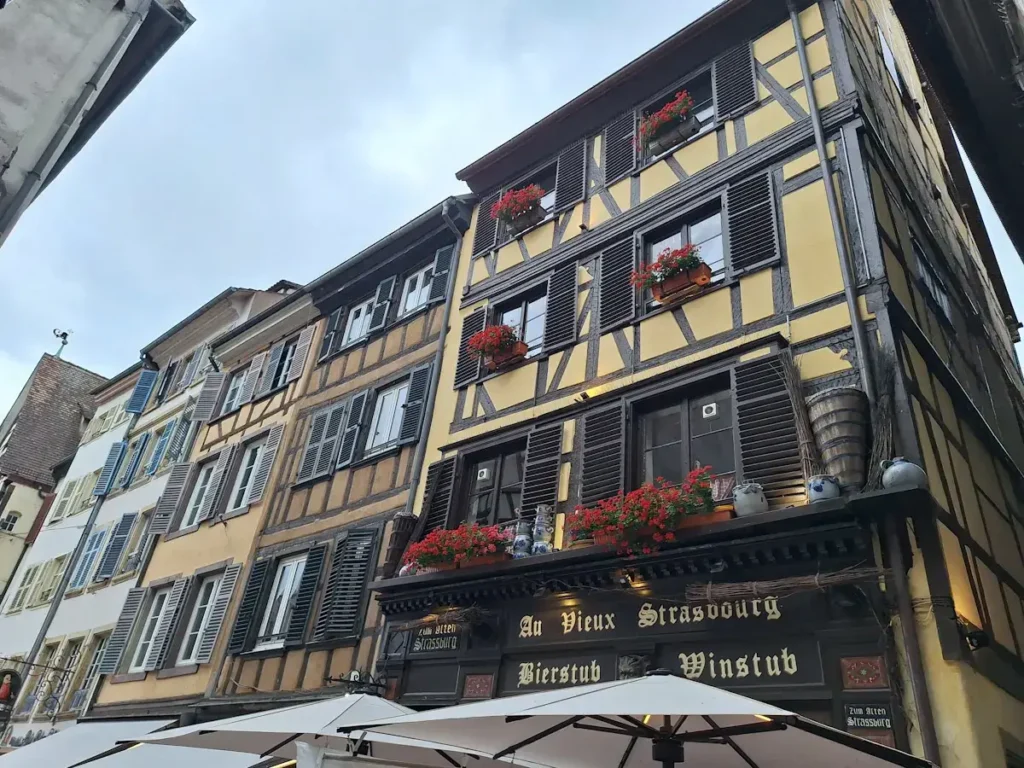 Zabytkowe domy na ulicy Rue du Maroquin