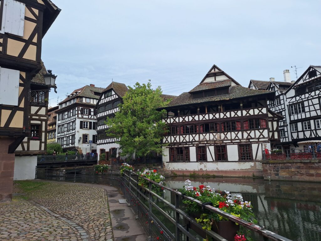 Widok na La Maison des Tanneurs w Petite France