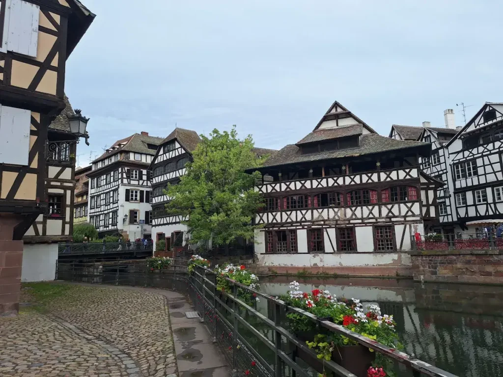 Widok na La Maison des Tanneurs w Petite France